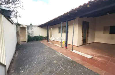Casa residencial com 3 quartos sendo 1 suíte disponível para locação no bairro Segismundo Pereira em Uberlândia-MG
