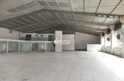 Galpão tipo loja diferenciado com frente recuada, 5 vgs, vão livre de aprox. 1000m², opção para várias salas, banheiro e vestiários, cozinha, localização privilegiada!