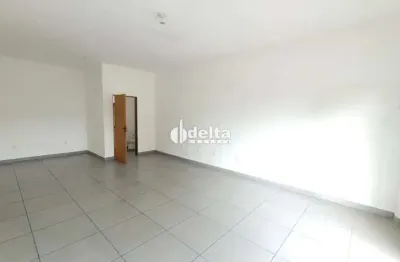 Loja disponível para locação no bairro Jardim Holanda em Uberlândia-MG.