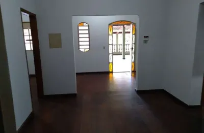 Casa residencial com 4 quartos sendo 1 suíte disponível para locação no Lidice em Uberlândia-MG