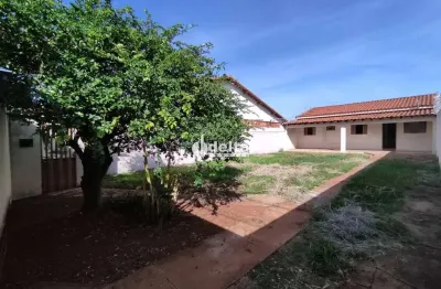 Casa residencial com 3 quartos sendo 1 suíte disponível para locação no Bairro Custódio Pereira em Uberlândia-MG