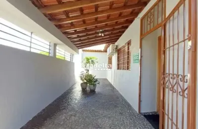 Casa com 3 quarto sendo 1 suíte disponível para locação no bairro Lidice em Uberlândia-MG.