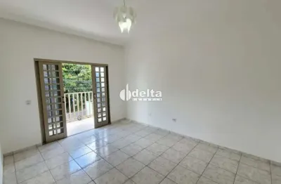 Apartamento com 3 quartos sendo 1 suíte disponível para locação no bairro Jardim Canaã em Uberlândia-MG