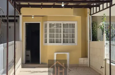 Sobrado na praia de bombas/bombinhas, com 02 dormts., a 100 mts da praia, mobiliado, próximo a mercados, farmácias, restaurantes e comércio local.