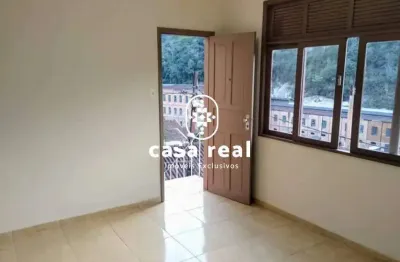 Apartamento recém reformado no centro histórico de petrópolis, ensolarado e com total privacidade.