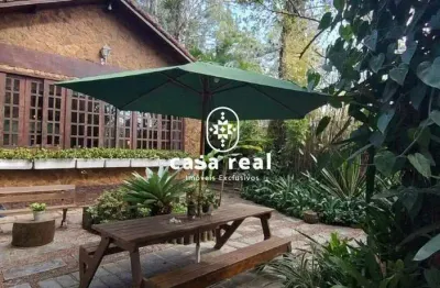 Excelente casa linear em araras , com 2 casas para hóspedes com lareira e com uma vista espetacular para as montanhas