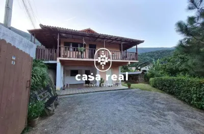 Oportunidade para morar e investir: duas casas com entradas independentes