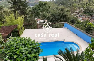 Casa espetacular com piscina e vista para as montanhas.
