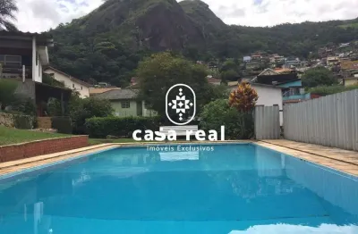 Casa com piscina e vista para as montanhas, no cascatinha