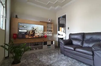 Casa triplex com duas moradas independentes, no bairro santo antônio.