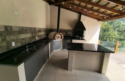 Casa à venda no residencial 6 alphaville, 500m², 3 suítes, área gourmet, piscina e vista permanente para a mata