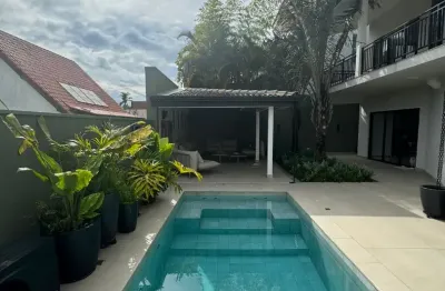 Casa à venda no residencial 6 alphaville, totalmente mobiliada, porteira fechada, 3 suítes, piscina aquecida, gazebo, condomínio completo e acabamento sofisticado.