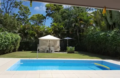 Casa de alto padrão no Residencial 6 Alphaville, com 510 m² de terreno e 350 m² de área construída. Possui 4 suítes, suíte de serviço, lazer completo com piscina, quiosque e churrasqueira, além de amp