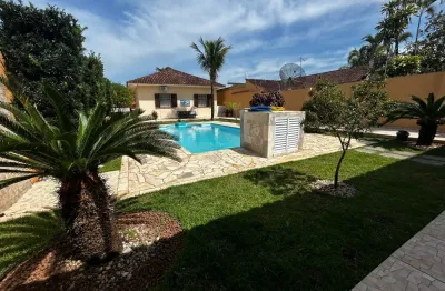 Casa para venda, itanhaém / sp. possui 03 dormitórios, piscina área de lazer completa