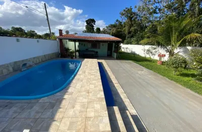 Casa  com piscina , 02 dormitórios e excelente quintal para venda, itanhaém / sp