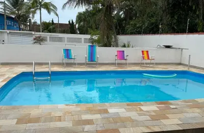 Casa para venda, á 200 metros do mar em  itanhaém / sp. possui  2 dormitórios e piscina