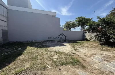Excelente terreno plano murado em camboinhas, niterói. a 550 metros da praia.