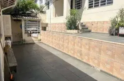 Imóvel para aluguel possui 220 metros quadrados com 2 quartos