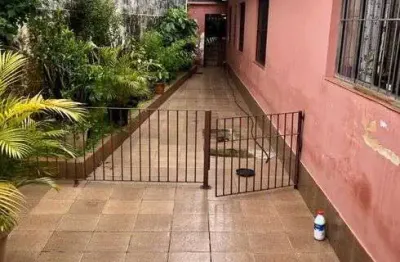 Casa térrea para venda tem 308 metros quadrados com 3 quartos, sala, cozinha, 3 banheiros jardim