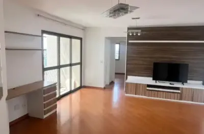 Apartamento no condominio Pitangueira I com dependência para empregada