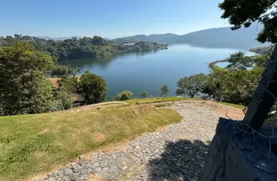 Refúgio pé na água com rampa privativa até a represa