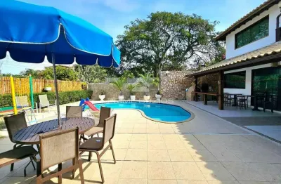 Casa independente à venda com 8 suítes, piscina, 3 vagas em geribá, armação dos buzios