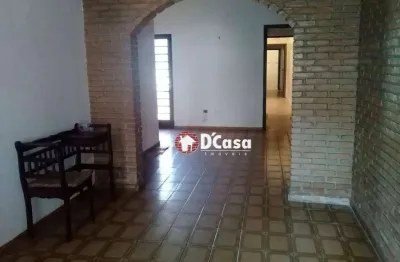 Casa com 3 quartos para alugar na Rua Engenheiro Fernando de Mattos, Centro, Taubaté