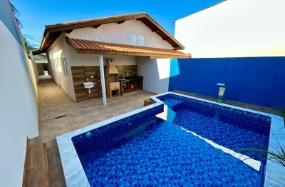 Casa com piscina e área gourmet em nova itanhaém – 2 dorms (1 suíte), rua calçada a 1km da rodovia!