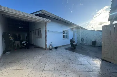 Casa no jardim somar em peruíbe – 2 dormitórios, área gourmet e vaga para 4 carros