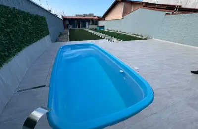 Casa no josedy em peruíbe – 2 dormitórios, piscina, área gourmet e jardim a 800m do mar