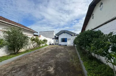 Casa no centro de peruíbe – 3 dormitórios (1 suíte), 2 salas e vaga para 6 carros a 500m da praia