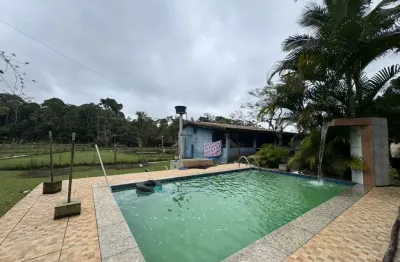 Chácara no bairro armando cunha em peruíbe com piscina, lago e amplo terreno