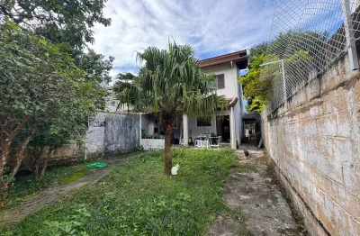 Casa no centro de peruíbe com 3 dormitórios, suíte e área gourmet a 800m da praia