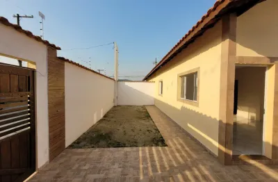 Casa no bairro nova itanhaém em itanhaém, lado serra a 500m da rodovia com 02 dormitórios e amplo espaço para 04 vagas
