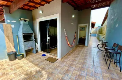 Casa no jardim regina em itanhaém, lado praia a 1500m do mar com 02 dormitórios (1 suíte), área gourmet e vaga para 03 automóveis