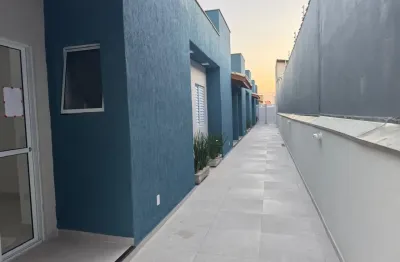 Casa em condomínio no cibratel ii em itanhaém, lado praia a 1200m do mar com 02 suítes, piscina, área gourmet e financiamento bancário disponível