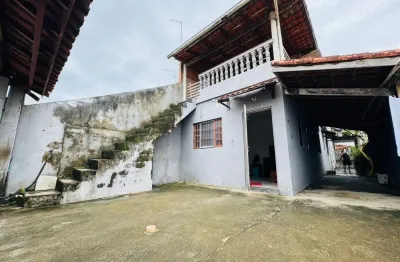 Asa sobreposta no jardim regina em itanhaém, lado praia a 900m do mar com duas moradias, jardim e vaga para 03 automóveis