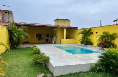 Casa no bairro santa cruz em itanhaém, lado praia a 400m do mar com 02 dormitórios, piscina, área gourmet, edícula e vaga para 05 automóveis