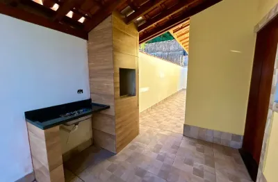 Casa no jardim regina em itanhaém, lado praia a 1500m do mar com 02 dormitórios (1 suíte), piscina, área gourmet e vaga para 02 automóveis