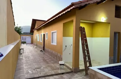 Casa no balneário verde mar em itanhaém, lado serra a 200m da rodovia com 02 dormitórios (1 suíte), piscina, área gourmet e vaga para 02 automóveis