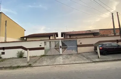 Casa com suíte a 4,3 km da praia no jardim caraminguava em peruíbe – aceita financiamento bancário