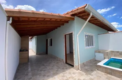 Casa com piscina e área gourmet no jardim lindomar – amplo terreno e aceita financiamento!