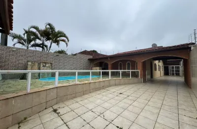 Casa no bairro maria helena novaes em peruíbe, a 800m da praia, com 5 dormitórios (3 suítes), piscina, espaço gourmet e quintal – aceita financiamento
