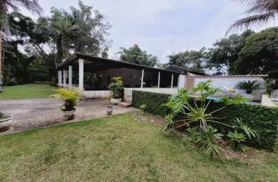 Chácara no bairro armando cunha em peruíbe – 2.500m² com piscina, lago, espaço gourmet, árvores frutíferas e vaga para 10 carros