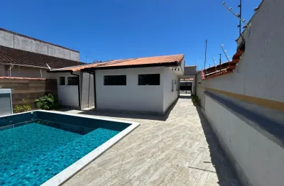 Casa lado praia, a 450 metros do mar, com piscina e espaço gourmet, em itanhaém por  r$ 780.000,00