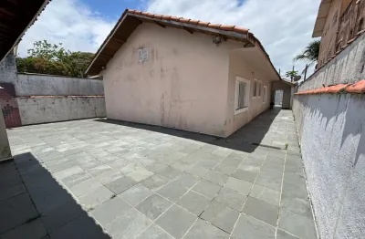 Casa no centro lado a praia a 200 metros do mar, com area gourmet e espaço para piscina.