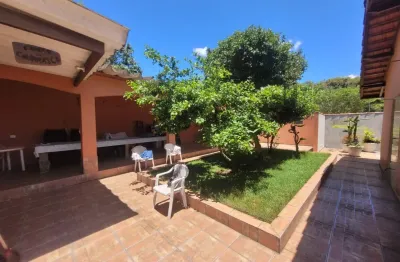 Casa localizada no centro de peruibe lado praia a 700 metros do mar, possui area gourmet com churrasqueira