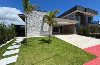 Casa em condominio fechado localizada lado praia a 1500 metros do mar, possuindo area gourmet com churrasqueira e piscina