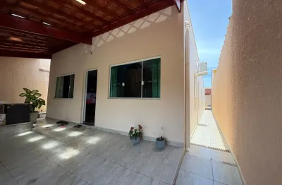 Casa localizada lado praia a 1500 metros do mar com 4 quartos, possuindo area gourmet com churrasqueira e piscina