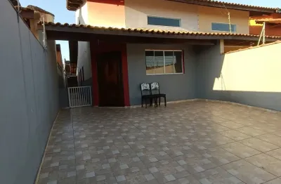 Casa lado a praia a 700 metros do mar com 3 quartos e area gourmet possuindo churrasqueira